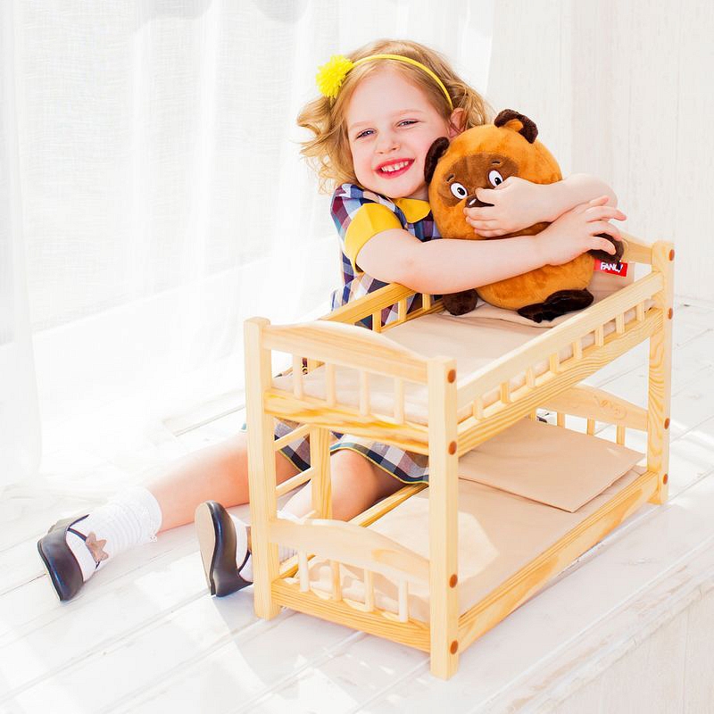 Двухъярусная кукольная кроватка из дерева с бежевым текстилем  
